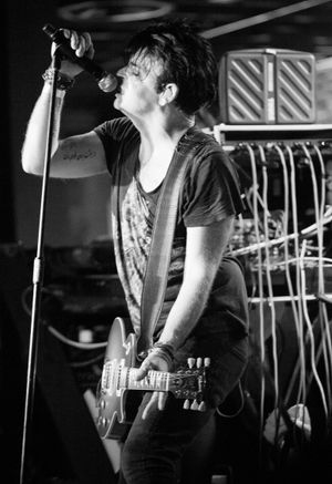 누만이 2014년 사우스 바이 사우스웨스트 (SXSW)에서 공연하는 모습, 텍사스주 오스틴