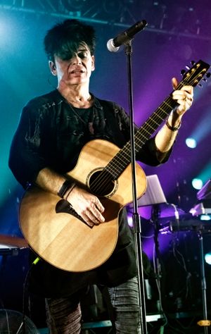 2019년 10월 3일, 카디프 트램셰드에서 공연하는 누만