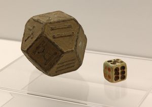 중국의 주사위. 왼쪽은 전국 시대, 오른쪽은 당나라 시대의 것이다.