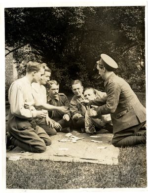 1915년 프랑스에서 카드 게임을 하는 영국 군인