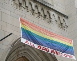 LGBT 배너가 있는 미국 워싱턴 D.C.의 순례자 교회 정문
