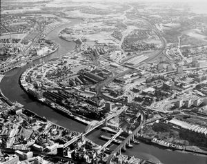 1975년 게이츠헤드 항공 사진. 재건된 경기장(상단 중앙)이 보인다.