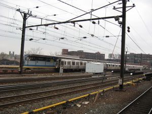 NEC가 해리슨역을 통과한다.