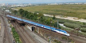 2020년 시험 운행 중인 뉴저지주 커니의 톱니 다리 위를 달리는 2번 열차