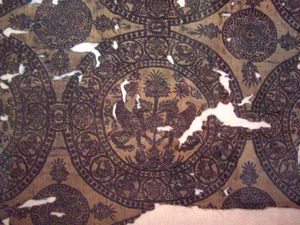 사산 왕조의 영향을 받은 날개 달린 사자와 생명의 나무가 새겨진 양면 견포. 초기 이슬람 시대 이란 제작, 이란 국립박물관 소장.