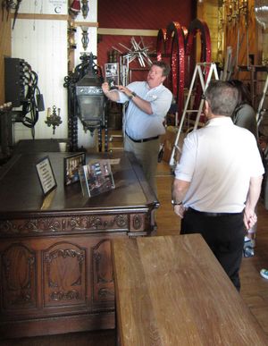 웨스트 윙(The West Wing)의 복제 책상, 워너 브라더스 소품 창고 투어 중