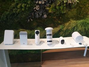 중앙에 연결된 장치가 있는 2022년 알람 시스템 패널