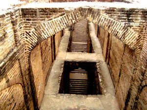 제룸 인근 로타스 요새의 계단식 우물. 16세기에 황제 셰르 샤 수리가 건설했으며, 석회암 기반암을 깎아 만들었다. 깊이는 약 30m이며, 원래는 그 두 배였으나 퇴적물로 덮였다. 2019년까지 사용되었다.