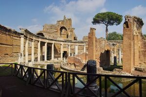 티볼리의 하드리아누스 빌라에 있는 해상극장. 빌라는 상류층의 사교 및 여가 공간으로 활용되었다.