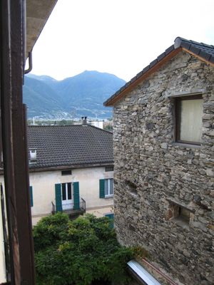 고르돌라의 신축 건물과 오래된 건물