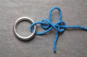 이 미끄럼 번트라인 매듭의 최종 마무리는 밧줄 끝이 아닌 고리로 묶여 조인 후 풀기가 더 쉽다.