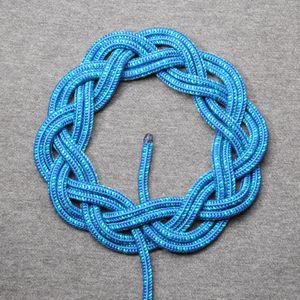 이 3-리드 10-고리 터크스 헤드 매듭의 경우 고리는 매듭의 둘레를 따라 있는 조개 껍질 모양 부분이다.