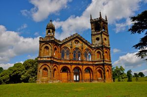 스토우 가든의 고딕 사원은 1741년에 폐허로 지어졌으며, 제임스 깁스가 설계했다.