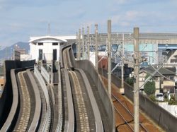 고마키하라역 승강장 (오른쪽에 나란히 달리는 것은 메이테쓰 고마키선)