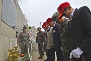 해병대 사령부가 2015년 4월 18일 개최한 제18회 군산, 장항, 이리지구 전투 승전행사에서 참전용사들과 해병들이 전사자들을 추모하기 위해 묵념하고 있다.