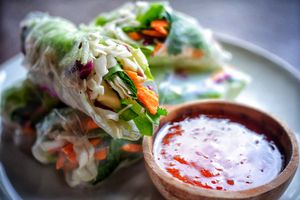 채소로 채운 채식 고이 꾸온을 뜨엉에 찍어 먹는 모습