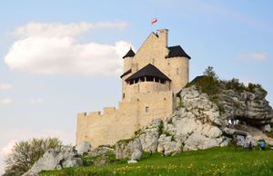 Bobolice Castle, in 폴란드 보블리체. 중세 유럽의 성은 봉건제 권력의 중심지였다.