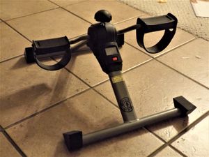 마찰 메커니즘으로 제작된 접이식 미니 사이클