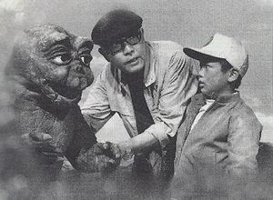 혼다 이시로 감독이 촬영 중 미니라(마르찬 더 드워프)와 이치로(야자키 토모노리)에게 지시하고 있다.