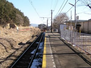 2006년 2월 동쪽을 바라본 플랫폼과 선로의 모습