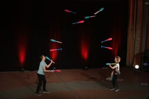 율리우스 프로이와 루카 페르드멩게스가 클럽 12개를 패싱하는 모습