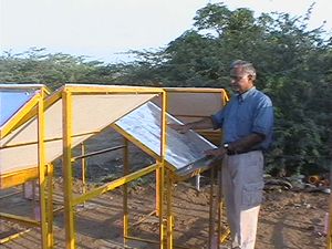 아라비아 해안 근처 북서부 인도 코타르 마을의 방사 이슬 응축기 시험장.