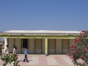 지붕 위에 설치하는 응축기. 응축기는 특수 플라스틱 막으로 만들어졌으며, 막과 콘크리트 지붕 표면 사이에 단열층이 있다. 인도 쿠치 사라야의 학교 건물 위에 설치되었다. 금속 지붕과 달리 콘크리트 지붕은 처리 없이는 응축을 촉발하지 않아 외부 응축기가 필요하다. 이 응축기는 금속 지붕보다 두 배 가까이 많은 이슬을 생산한다.