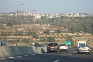 2013년에 시작된 도로의 대대적인 개량 및 재건축 전에 헤메드 인터체인지와 아부 고쉬 출구로 접근하면서 동쪽으로 이동하는 1번 고속도로 교통