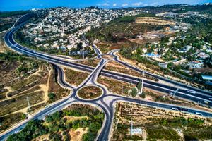 헤메드 인터체인지 - 앞쪽은 에인 헤메드 공원, 뒤쪽은 아부 고쉬와 베이트 네코파