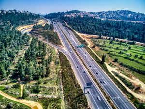 1번 고속도로가 하렐 터널을 오르며 진입