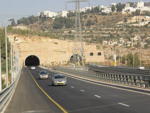 예루살렘 9번 도로의 쌍둥이 터널과 교량