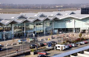 버밍엄 국제공항(Birmingham International Airport), 잉글랜드의 터미널 2. 콘크리트 보안 장벽은 차량의 접근을 어렵게 만든다.