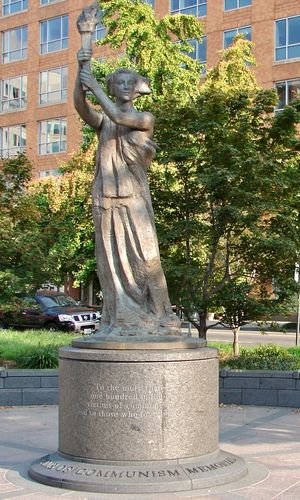 공산주의 희생자 기념관은 1989년 천안문 사태 당시 중국 정부에 의해 파괴된 민주 여신을 재현한 것이다.