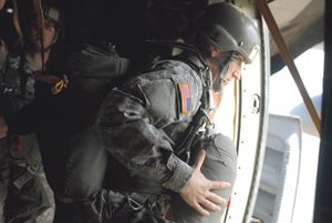 ft}}에서 항공기에서 뛰어내리는 학생.