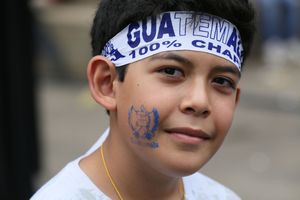 과테말라 시에서 독립 기념일을 축하하는 과테말라 어린이.