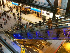 과학 산업 박물관 중앙홀의 에스컬레이터