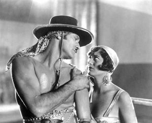 괴인 서커스단(The Unknown)의 말라바 역의 노먼 케리(좌)와 나논 잔지 역의 조안 크로포드