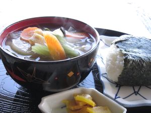 찻집 키쿠이즈미에서 제공되는 『쿠지라지루와 오니기리 세트』