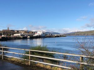 하늘선에 보이는 성 요한 교회의 왕관 첨탑, 칼맥 본사 옆 부두에 정박한 칼맥 페리 MV Coruisk