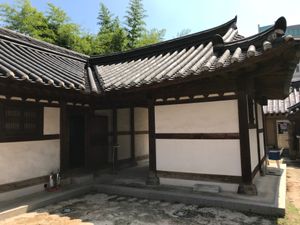 구 서이면사무소의 마당에서 본 입구