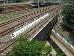 품학선·무사시노남선 아래를 통과하는 니카료 용수 가와사키 호리(가와사키시)