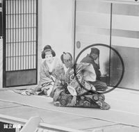 무대 위의 검은 옷