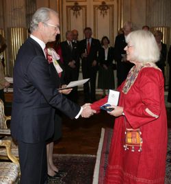 스웨덴 국왕 칼 16세 구스타프에게 Litteris et Artibus를 수여받는 구드룬 셰덴