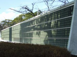 타바루자카 공원 위령비에 관군과 사병들의 묘비가 나란히 있다.