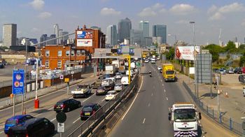 블랙월 터널 진입로 왼쪽에 있는 표지판은 등급 E를 나타낸다.