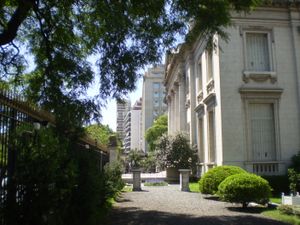 정원과 인접한 아르헨티나 자동차 협회