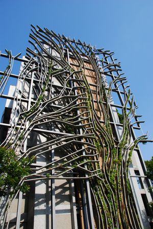 중샤오둥로와 신성난로 교차로에 있는 눈에 띄는 구조물인 그린 게이트