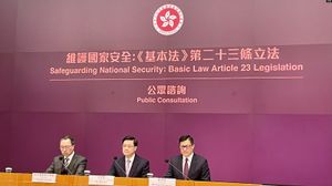 존 리(가운데), 람 청장(왼쪽), 크리스 탕(오른쪽)이 참석한 기자 회견에서 발표된 여론 수렴