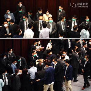 2020년 5월 8일, 스태리 리 의원이 경비원들과 다른 건제파(친중파) 의원들의 보호를 받으며 홍콩 입법회에서 내무위원회 주석 전용석을 물리적으로 점거하고 있다.