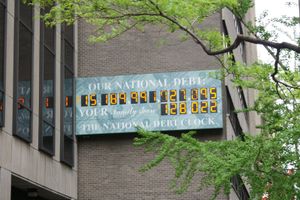 국가 부채 시계(National Debt Clock)(2012년 4월 20일 뉴욕시 국세청(IRS) 사무실 밖)
